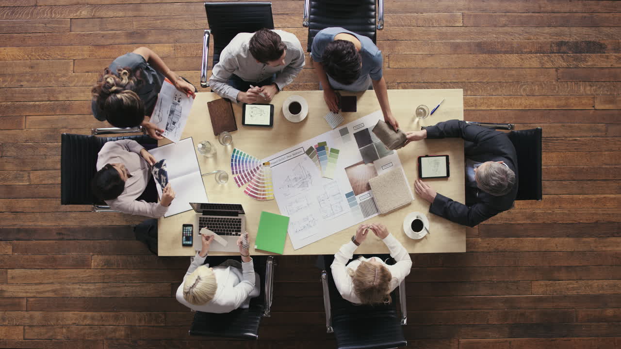 personas de negocios que se reúnen alrededor de la mesa de la sala de juntas discutiendo textiles