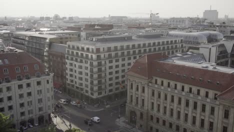 cámara lenta: bonita vista de la ciudad de berlín junto a gendarmenmarkt en verano