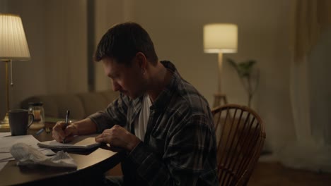 hombre trabajando en casa por la noche