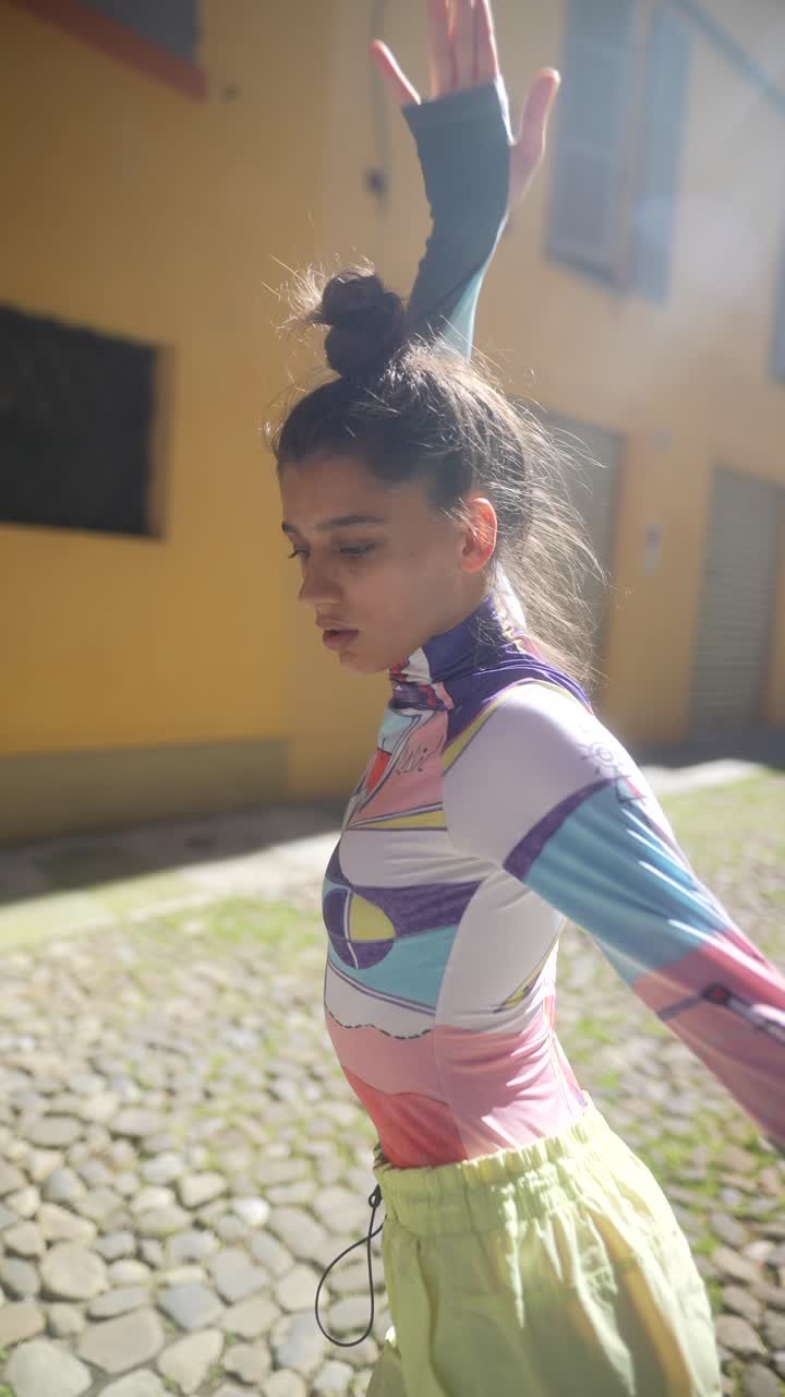 mujer de moda posando en un entorno urbano