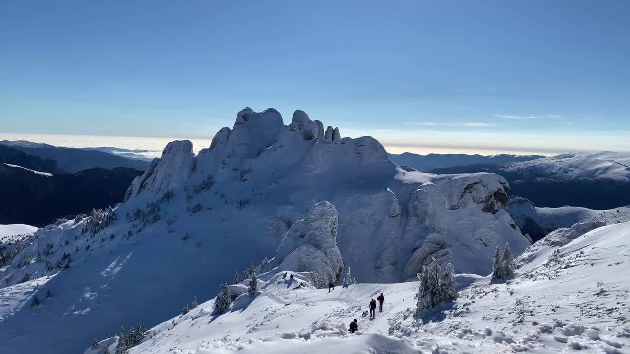 escalar montañas durante la temporada de invierno con un hermoso fondo en un día soleado