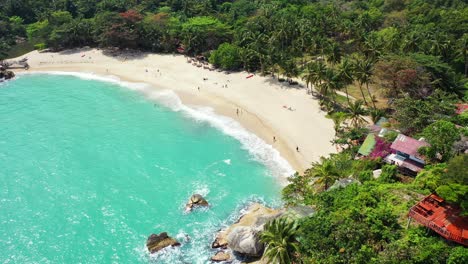 foamy-waves-washing-the-white-sand-shore-of-Koh-Phangan-island,-Thailand