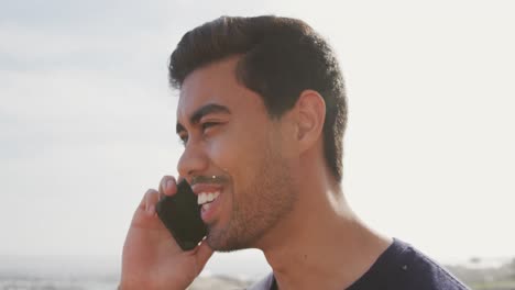 un joven hablando por teléfono