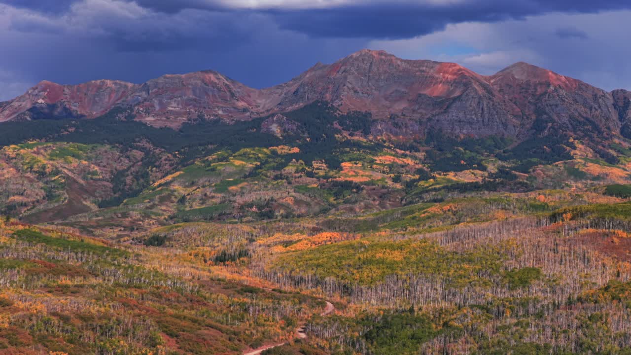 Kebler Pass, Ruby Afley, Ruby Peak, Lake Irwin, Paonia, Somerset, Crested Butte, Colorado, drone aereo, pomeriggio soleggiato, autunno, nuvoloso, nuvole, colorato, dorato, alberi di pioppo tremulo, strada sterrata, panoramica all'indietro verso l'alto