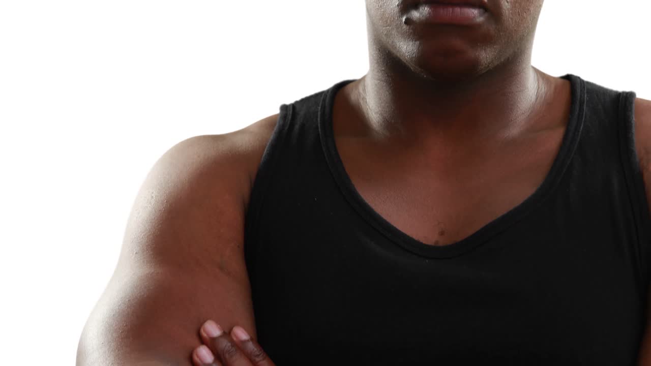 hombre musculoso con los brazos cruzados