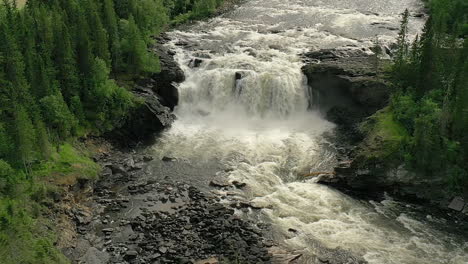 La-Cascada-Ristafallet-En-La-Parte-Occidental-De-Jamtland-Está-Catalogada-Como-Una-De-Las-Cascadas-Más-Hermosas-De-Suecia.