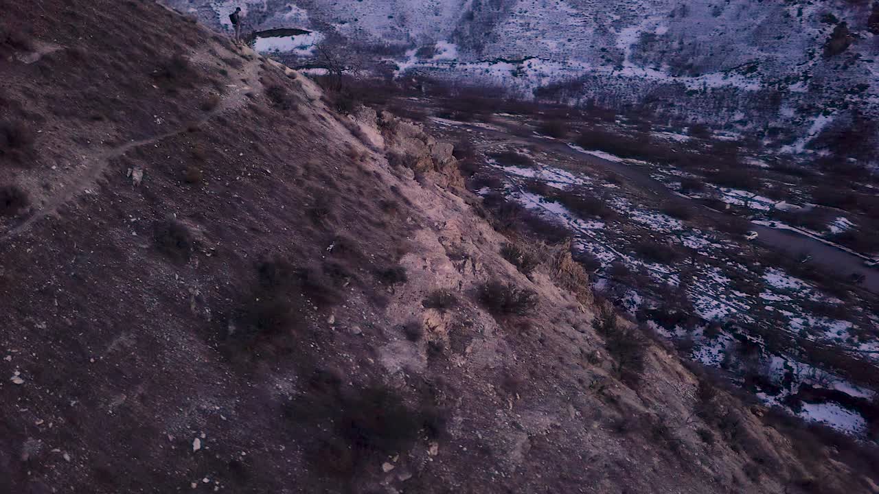 fotografía de un excursionista en la montaña de provo en utah, estados unidos