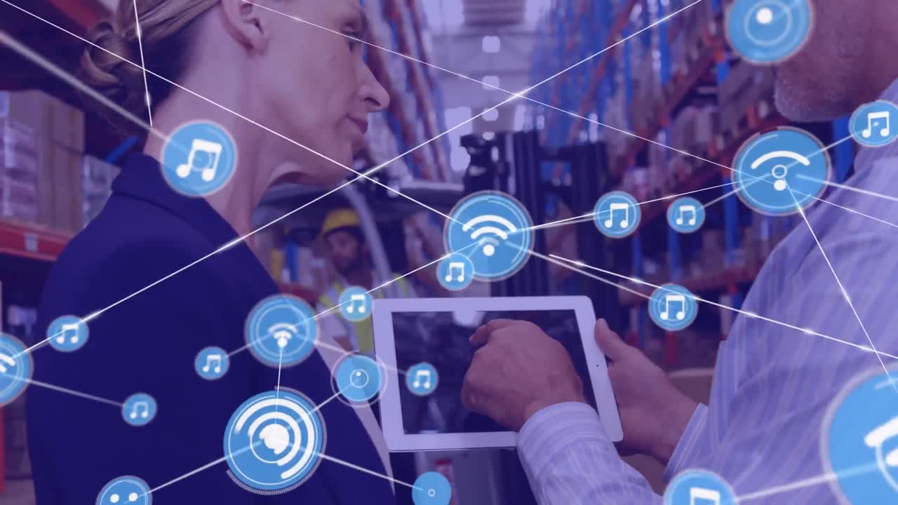 디지털 아이콘의 네트워크 백인 남성과 여성 감독자가 창고에서 디지털 태블릿을 사용합니다.