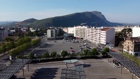 plaza vacía en mi ciudad natal de annemasse, francia, durante el cierre de covid