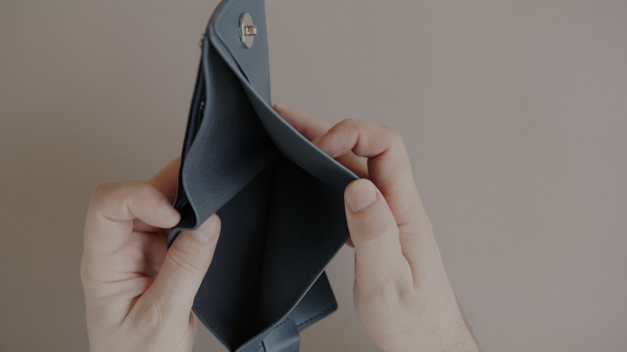 billetera vacía en las manos