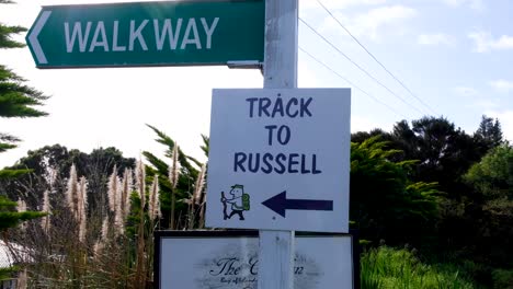 Walkway-track-to-Russell-signpost-on-walking-trail-in-the-Bay-of-Islands,-New-Zealand-Aotearoa