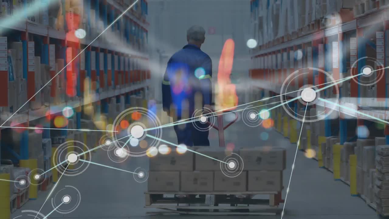 animación de la red de conexiones y tráfico por carretera sobre el trabajador de almacén en el centro de envío