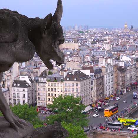 Classic-shot-of-gargoyles-watch-over-París-France-from-Notre-Dame-cathedral-1