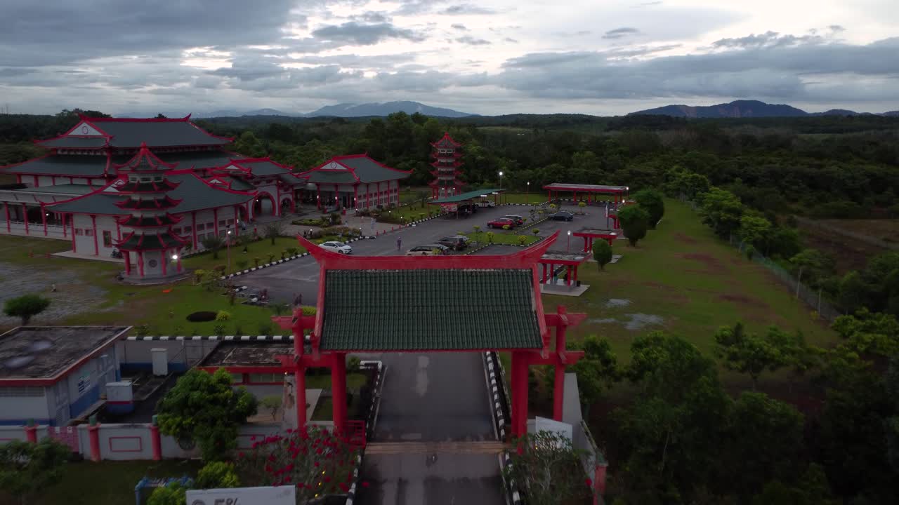 Cảnh quay bằng drone Nhà thờ Hồi giáo Masjid Cina Melaka lúc hoàng hôn ở Malaysia