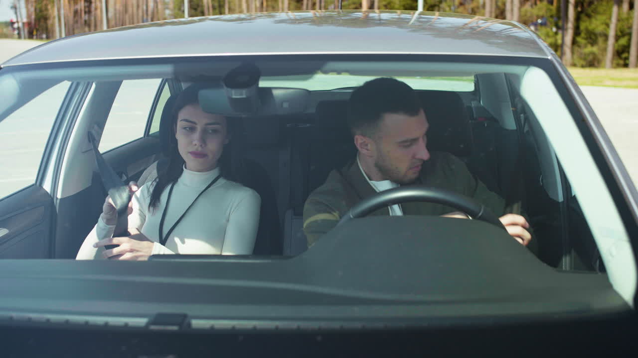 운전하는 법을 배우는 남자