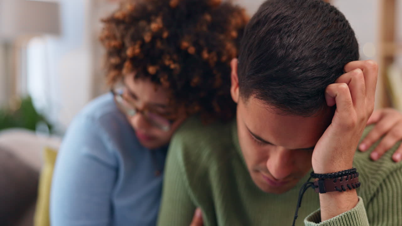 apoyo, empatía y cuidado con una pareja triste en casa