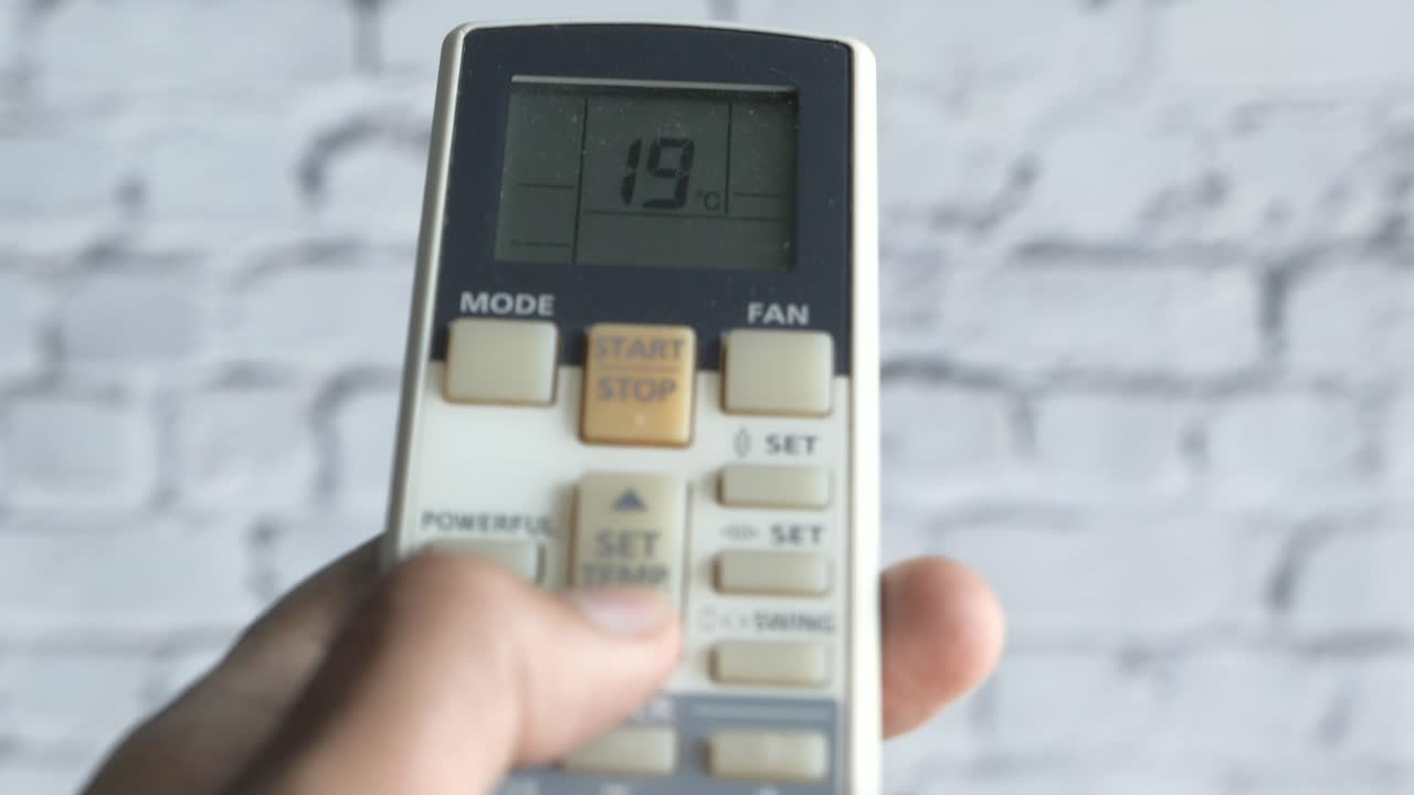 Justerer airconditionanlæggets temperatur