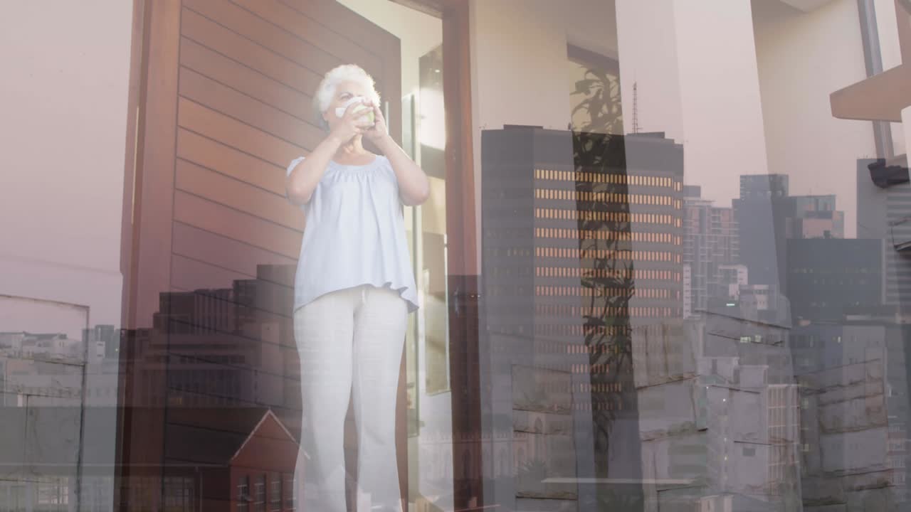 animación de una mujer mayor afroamericana bebiendo café sobre el paisaje urbano