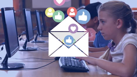grupo de niños en estaciones de computadora revisando sus redes sociales