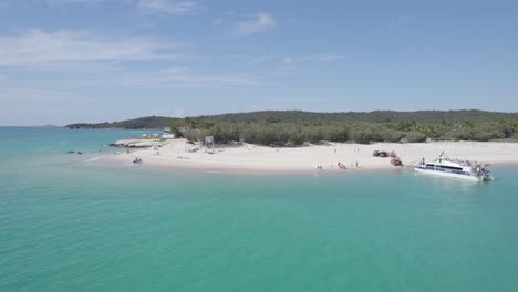 Türkisfarbenes-Meer-Und-Weißer-Sandstrand-In-Great-Keppel-Island,-Qld,-Australien---Drohnenaufnahme-Aus-Der-Luft