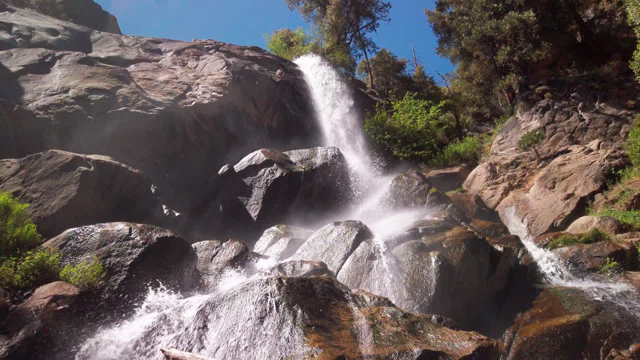 toma estática desde debajo de la cascada de la montaña y mirando hacia arriba