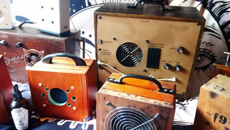 colección de viejos equipos de comunicación electrónica de espíritu y caja de fantasmas