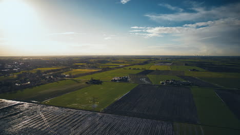 Drohnen-Hyperlapse-über-Die-Nassen-Felder-Der-Holländischen-Agrarlandschaft-Nach-Einem-Sturm