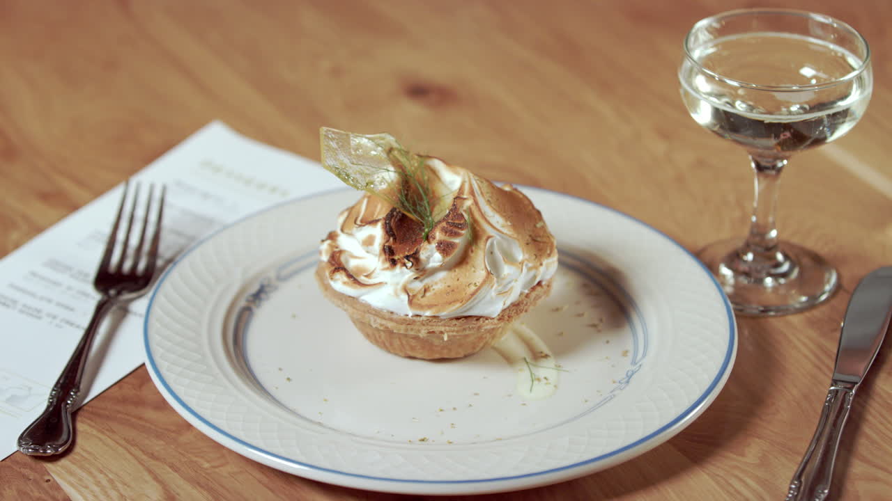 고객을 위한 크림 디저트 및 와인 페어링