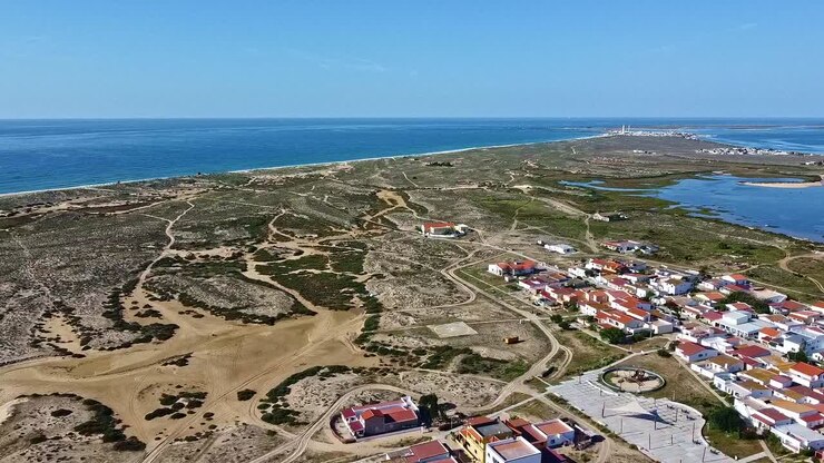 Località insulare del Parco Naturale di Ria Formosa, acqua dell'oceano, orizzonte blu, aerea.