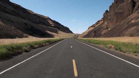 Static-shot-of-lonely-road-into-Devil's-Canyon-in-Eastern-Washington
