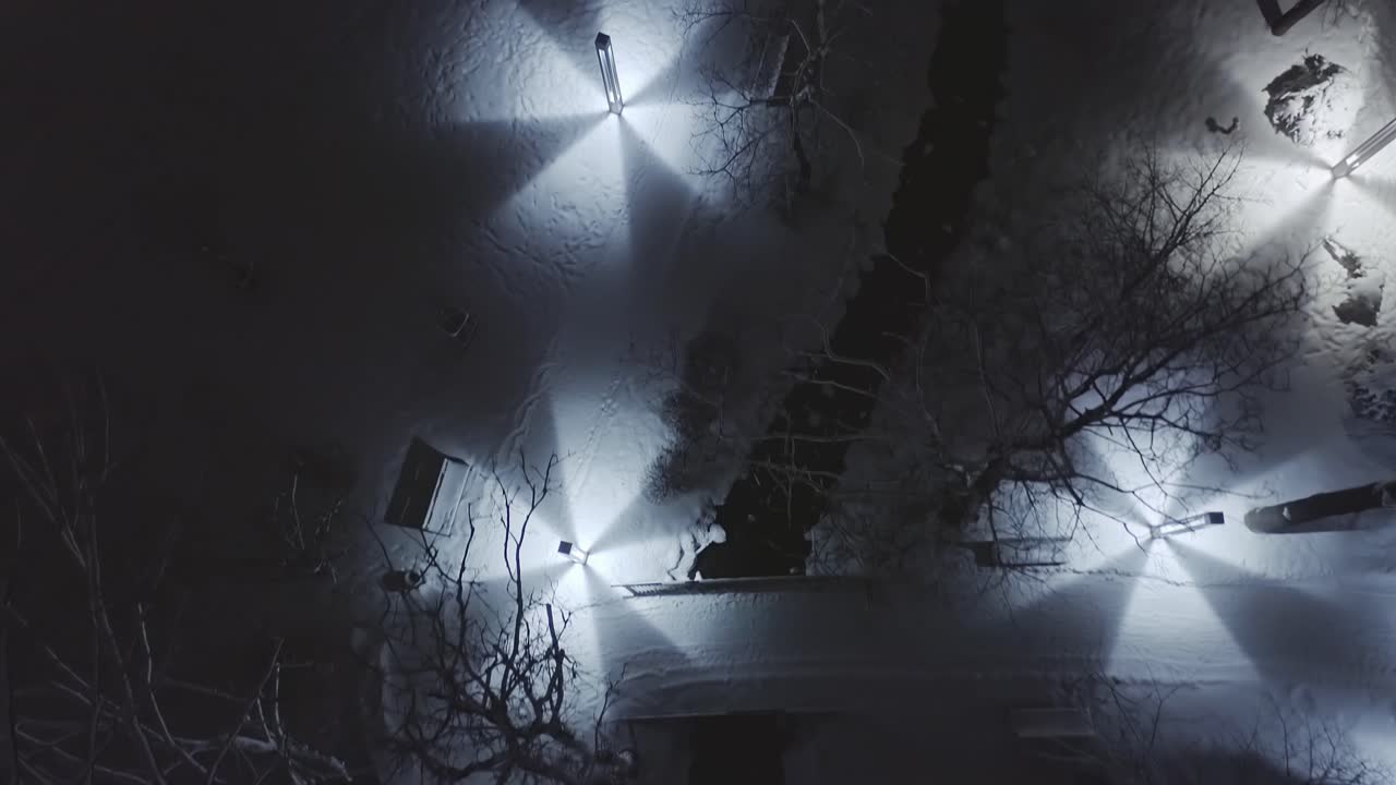 маленький водный ручеек, пересекающий заснеженный город закопане ночью