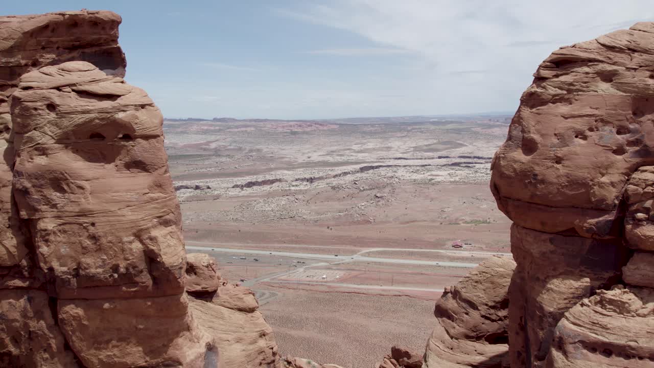 Volo aereo attraverso una fessura ad arco di arenaria rossa a Moab, Utah.