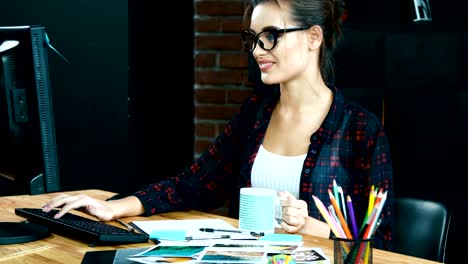 concepto de trabajar solo en la oficina