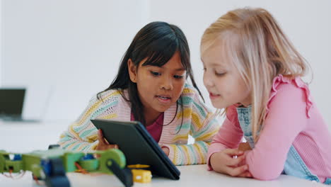 niña, niños de la escuela y tableta en el aula