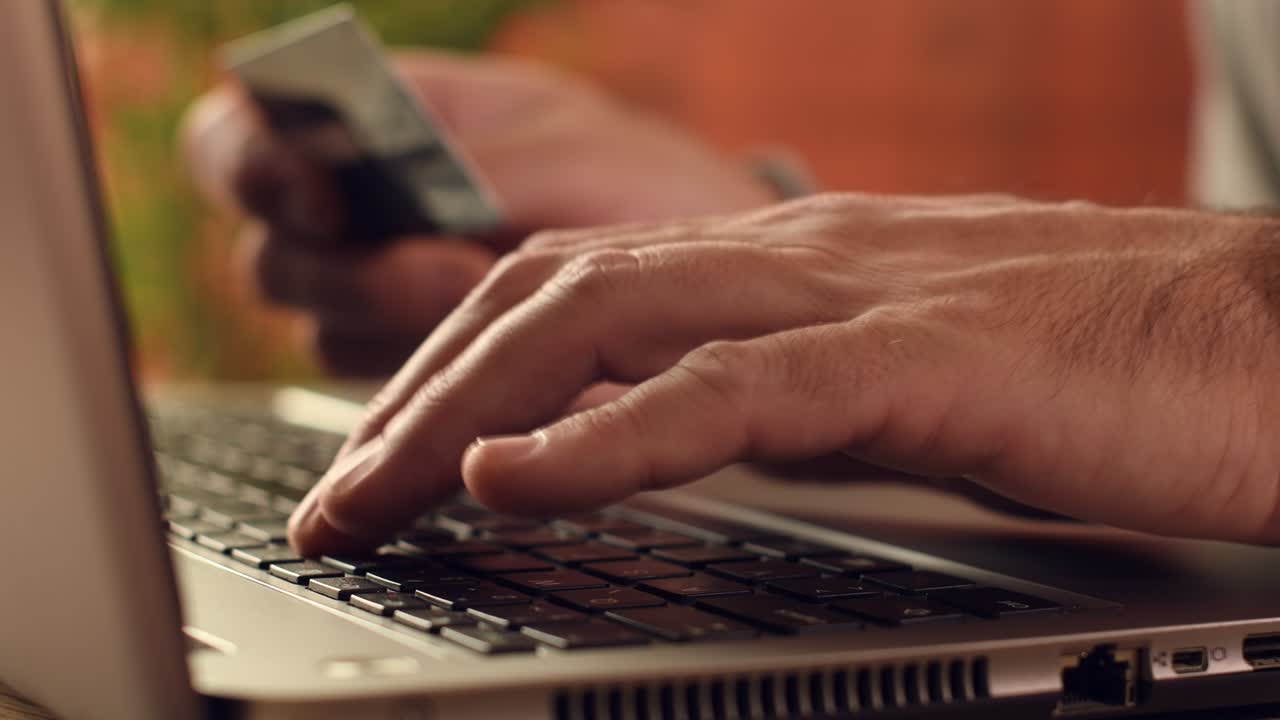 concepto de comercio electrónico y banca electrónica, hombre que utiliza computadora portátil y tarjeta de crédito para transacciones en línea