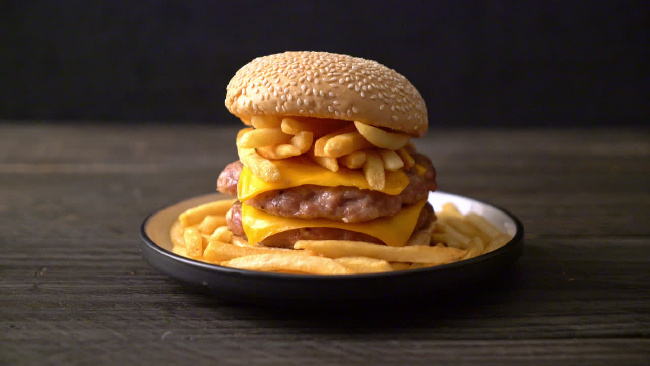 hamburguesa de cerdo o hamburguesa de cerdo con queso y patatas fritas