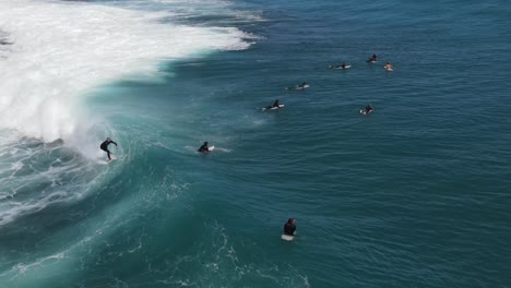 Luftdrohnenaufnahmen-Eines-Surfers,-Der-Am-Jake&#39;s-Point-Kalbarri,-Westaustralien,-Ein-Fass-Holt