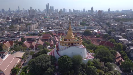 Wunderschöner-Luftbildflug-Bangkok-Tempel-Thailand-Wat-Saket-Golden-Mount,-Sonniger-Tag-2022