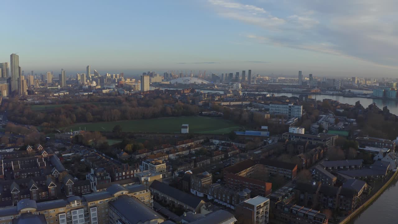 일출 런던에서 개 섬과 템스 강을 통해 o2 경기장을 향해 돌리 포워드 드론 샷