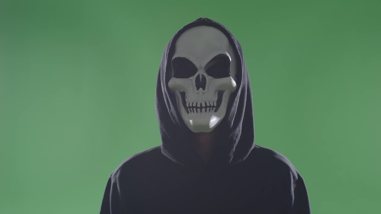 человек в маске черепа и капюшоне