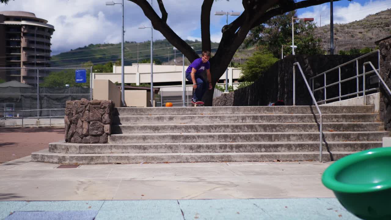 patinador hace un truco por algunas escaleras en hawai