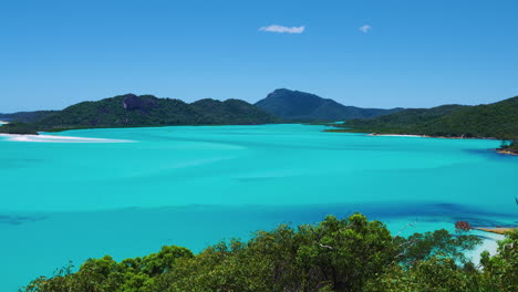 Vista-De-La-Entrada-De-La-Colina-En-El-Famoso-Lugar-De-Filmación-Whitehaven-Beach-Whitsunday-Island-Con-Agua-Azul-Turquesa-Clara-En-El-Pacífico-Sur-De-Queensland-Australia,-Gran-Barrera-De-Coral