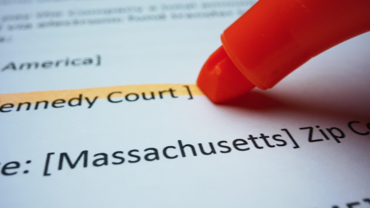 계약서에 직선을 쓰는 마커. 계약서에 메모를 하는 사람