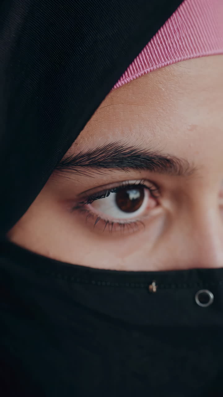 primer plano de una mujer con hijab