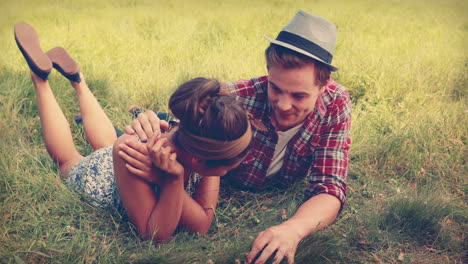 una pareja feliz acostada en la hierba.