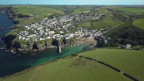 Vista-Panorámica-De-Port-Isaac-Por-Los-Exuberantes-Campos-Verdes-Y-La-Costa-Atlántica-En-Cornwall,-Inglaterra,-El-Reino-Unido-Durante-El-Día