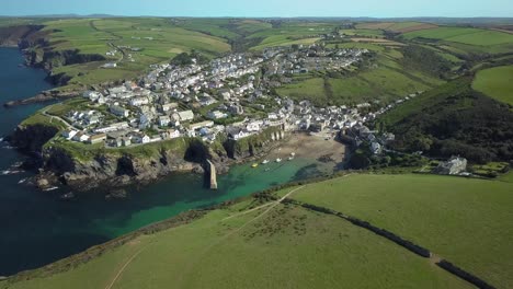 vista panorámica de port isaac por los exuberantes campos verdes y la costa atlántica en cornwall, inglaterra, el reino unido durante el día