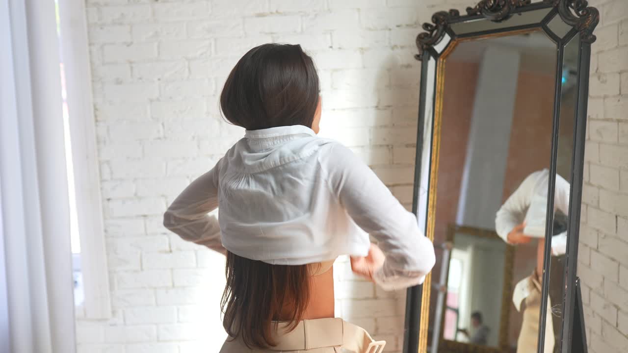 거울 앞 에서 옷 을 입으려고 하는 여자