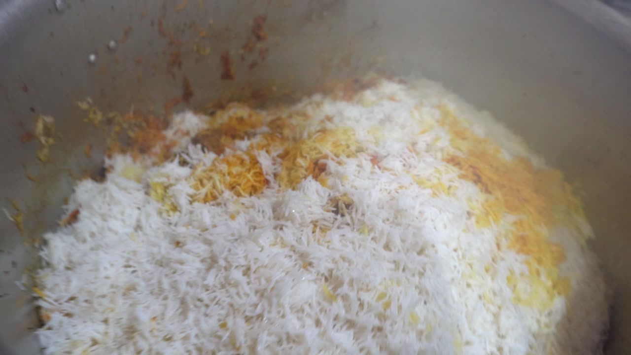 primer vistazo de biryani de pollo recién hecho con vapores en cámara lenta