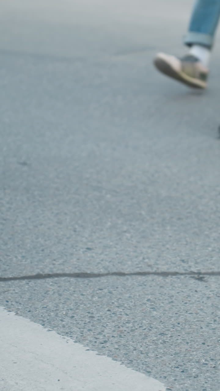una vista de la ciudad capturando a los peatones caminando por la calle, con la cámara enfocada en sus piernas y pies